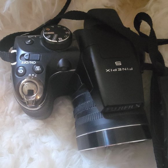 Fujifilm FINEPIX S4250WM S-Series 24X Digital Camera - Picture 2 of 7